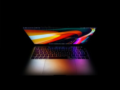 هل يحتوي macbook pro على لوحة مفاتيح كاملة